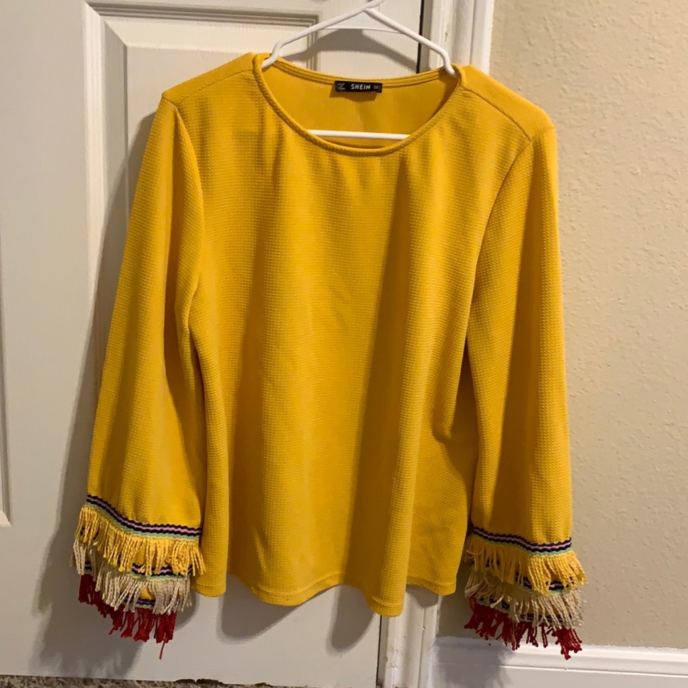 Bright yellow blouse 💛